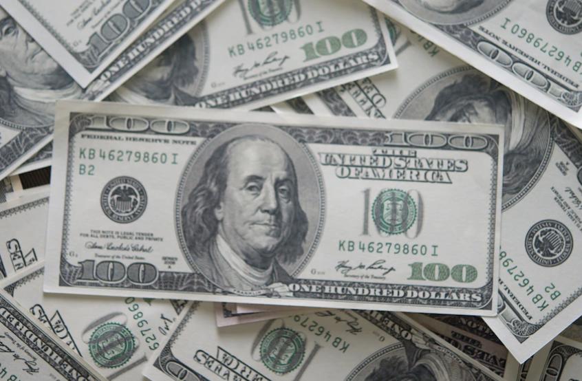 Доллар укрепляется к евро и фунту на ястребиных настроениях ФРС США